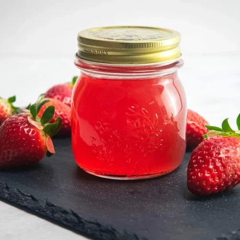 Sweet Alcoholic Drinks, Extract Recipes, Homemade Liqueur Recipes, Diy Extracts, Homemade Liqueur, Homemade Extracts, Liqueur Recipes, Strawberry Liqueur, Strawberry Extract