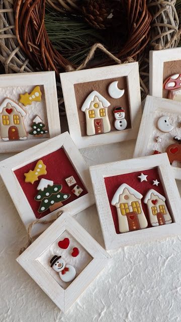 Due misure per questi piccoli quadri. La più grande è di cm 11x11,  quella piccola cm 8x8. Ideali per una originale decorazione per l'alb... Christmas Fimo Ideas, Christmas Pebble Art, Chirstmas Decor, Clay Christmas Decorations, Clay Crafts Air Dry, Christmas Clay, Polymer Clay Christmas, Clay Ornaments, Pasta Flexible