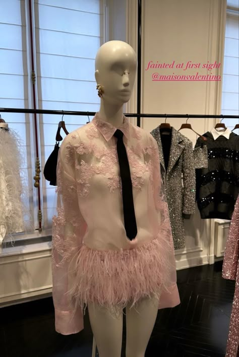 Valentino Aesthetic, Valentino Paris, Scream Queens, Tie Styles, Pink Outfits, Pink Outfit, Kpop Outfits, Fashion Aesthetic, Couture Fashion