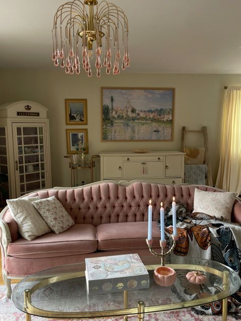 Blush Pink Velvet Couch, Feminine Vintage Home Decor, Light Pink Couch Living Room, Vintage Pink Couch, Pink Velvet Couch Living Room Ideas, Coquette Sofa, Couches Aesthetic, Pink Sofa Aesthetic, Pink Vintage Couch