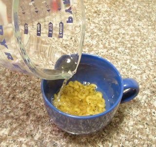 Instant Mug Mac & Cheese : 4 Steps (with Pictures) - Instructables Cheese Macaroni, Dorm Food, Classic Mac And Cheese, Food Contest, Easy Lunch Recipes, Out Of The Blue, Single Serving, In A Mug, Macaroni Cheese