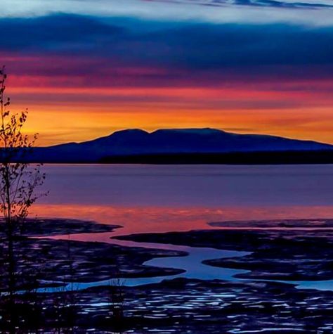 Mount Susitna also known as Sleeping Lady in Alaska at sunset. Alaska Family Vacation, Alaska Painting, Alaskan Homes, Alaska Winter, Scenery Pictures, Acrylic Painting Techniques, Inspirational Artwork, Beautiful Photography, Sunrise Sunset