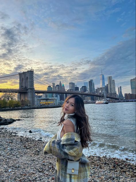 Nyc Aesthetic Photoshoot, Photoshoot Ideas Nyc, Nyc Photo Poses, Photoshoot Ideas New York, Tourist Photo Ideas, Instagram Pose Ideas City, Travel Photoshoot Ideas, Photoshoot Ideas Travel, Nyc Aesthetic Photos