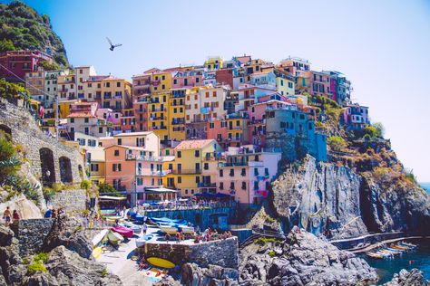 Les Cinque Terre (ou 5 Terres) sont un petit bijou à visiter en Italie. On vous emmène à la découverte de ces 5 villages qui composent les cinq terres. Italy Tourism, Cinque Terre Italy, Africa Do Sul, Voyage Europe, Destination Voyage, Best Places To Travel, Positano, Amalfi Coast, Travel Around The World