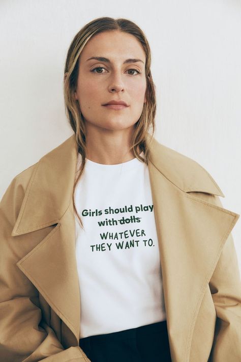 Alexia Putellas con Mango y Save The Children Jordyn Huitema, Women Crush, Women Aesthetic, Womens Football, Womens Soccer, Woman Crush, Football Soccer, Soccer Players, Moda Fashion