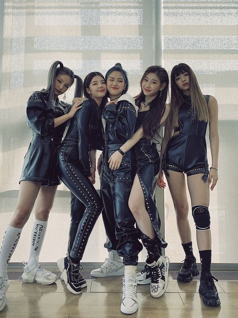 Itzy Outfit, Cat Women, Themed Outfits, How To Pose, Kpop Outfits, Stage Outfits, Kpop Fashion, Kpop Girl Groups, New Girl