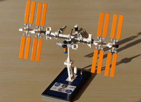 LEGO IDEAS - Mini-ISS (Desktop Edition) Lego Room Decor, Apple Store Gift Card, Mechanical Engineering Design, Micro Lego, Lego Spaceship, Recycled Art Projects, Lego Robot, Drone Design, Lego Room