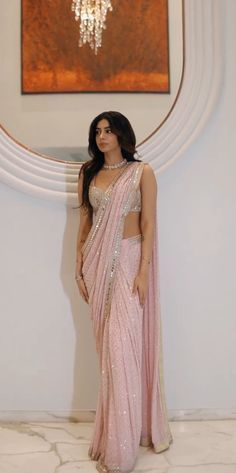 Saree Wedding Simple, Saree Idea For Wedding, Aesthetic Sarees For Wedding, Saree Outfit Ideas Simple, Sari Modern Style, Farewell Sare Ideas, Saree For Shaadi, Saris For Farewell, Pink Saare Aesthetic