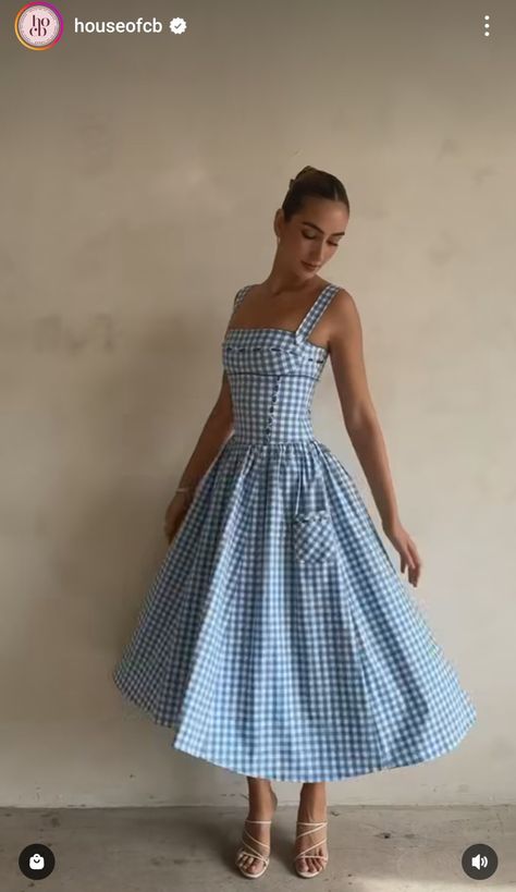 Housewife Outfit, Classy Elegant Outfits, Elegant Wear, Wife Style, Modest Casual Outfits, Vestidos Vintage, Pakistani Suits, Gingham Dress, Romantic Style