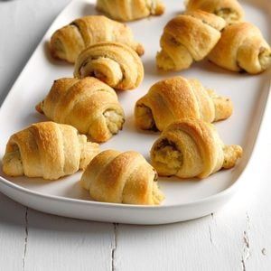 Apple-Gouda Pigs in a Blanket Recipe: How to Make It Chicken Puffs, Pinwheel Recipes, Finger Sandwiches, Holiday Snacks, Holiday Appetizers, Great Appetizers, Christmas Snacks, Christmas Appetizers, Crescent Rolls