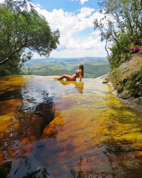 Janela do Céu, Ibitipoca, MG | Trilhando Montanhas Waterfall Photo, Permanent Vacation, Photography Themes, Fantasy Island, Brazil Travel, Natural Swimming Pool, Holiday Places, Waterfall Photography, Model Poses Photography