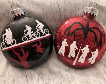 Stranger Things Wreath, Stranger Things Christmas Tree, Stranger Things Christmas Decorations, Stranger Things Ornament, Stranger Things Crafts, Stranger Things Christmas Ornaments, Marvel Christmas Ornaments Diy, Diy Nbc Ornaments, Stranger Things Jewelry