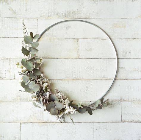 Hoop Wreath Kids Room Wall Color, Hanging Eucalyptus, Tumblr Flower, Wreath Eucalyptus, Farmhouse Style Wreath, Dried Wreath, Modern Wreath, Fleurs Diy, Eucalyptus Wreath