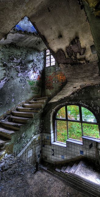 Famous Castles, Abandoned Mansions, Stairway To Heaven, Haunted Places, Abandoned Buildings, Old Buildings, Abandoned Houses, Abandoned Places, Goa