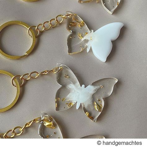 Resin Butterfly Keychain, Butterfly Resin Art, Resin Key Chains, Epoxy Resin Keychains, Dog Accesories, White Beads Bracelet, Butterfly Designs, Resin Crafts Tutorial, Diy Resin Projects