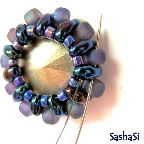 Dream-of-beads: Crystal Rivoli und Duo Beads Free Beading Tutorials, Bead Stitch, Seed Bead Tutorials, Duo Beads, Pendant Tutorial, Bead Wire, Bead Tutorials, Beaded Beads, Seed Bead Tutorial