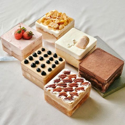 Cube Cake Recipe, Cake Tubs Ideas, Sweet Business Ideas, Tiramisu Packaging Ideas, Mini Cake Packaging Ideas, Mini Square Cakes, Cake Business Ideas, Dessert Box Aesthetic, Cake Tubs