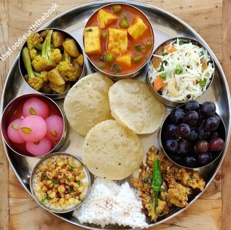 Thali Ideas, Delicious Food Image, Indian Thali, Variety Food, Meal Planning Menus, Lunch Plate, Vegetarian Fast Food, Tastemade Recipes, Indian Cooking Recipes