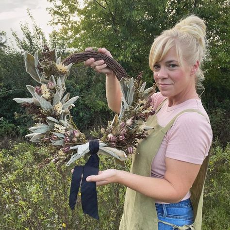 Kara Jamison | Cut 🌸 Garden Grower • Educator • Talkshow Host on Instagram: "•Give me the Blues 😉• Dusty Blue colors that I’ve dried and use in wreaths: •Lambs Ear (it’s very delicate when dry. Keep wreaths with this on a stationary wall.) •Mountain Mint •Artemisia • Seeded Eucalyptus (leave it in the sun to bleach for a week or two and it fades into a pretty grey-blue). If you have any other dusty blue suggestions, throw them at me below! 👇🏻 Happy Wednesday! (More daffs come today! Wohoooo! Dried Lambs Ear Wreath, Dried Lambs Ear, Ear Arrangement, Mountain Mint, Cut Garden, Lambs Ear Wreath, Everlasting Flowers, Seeded Eucalyptus, Dusty Miller