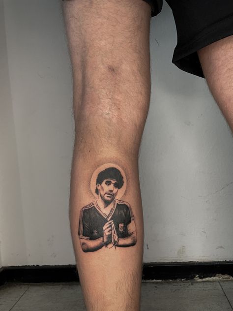 Maradona Tattoo, Argentina Tattoo, Tattoo Pierna, Tattoo Maker, Old School Tattoo, Tiny Tattoos, Fifa, Tatting, Tattoo Designs