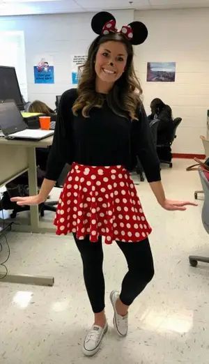 Diy Mickey Mouse Costume, Minnie Mouse Costume Diy, Scooby Doo Halloween Costumes, Costumes Faciles, Character Dress Up, Minnie Dress, Halloween Decorations For Kids, Star Costume, Diy Halloween Costumes For Women