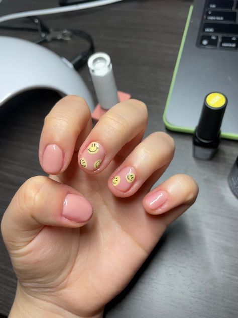 Nude gel nails with smiley faces on Smiley Nails Short, Unc Nails, Nude Nails Inspo, Smiley Nails, Nice Nails, Adventure Aesthetic, Shellac Nails, Nails Short, Nails Inspo