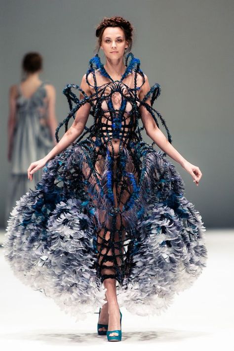 Pastel, Present and Futuristic Outfit Ideas Futuristic Dress, Futuristic Outfits, Yiqing Yin, Julien Fournié, Avant Garde Dresses, High Fashion Couture, Casual Attire For Women, Iris Van Herpen, Couture Mode