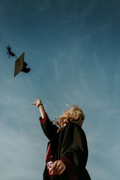 Grad Shoot Ideas, Grad Pics Ideas, Grad Photoshoot Ideas, Grad Photo Poses, Graduation Pose, College Grad Pictures, College Grad Pics, College Grad Photos, Graduation Photoshoot Ideas