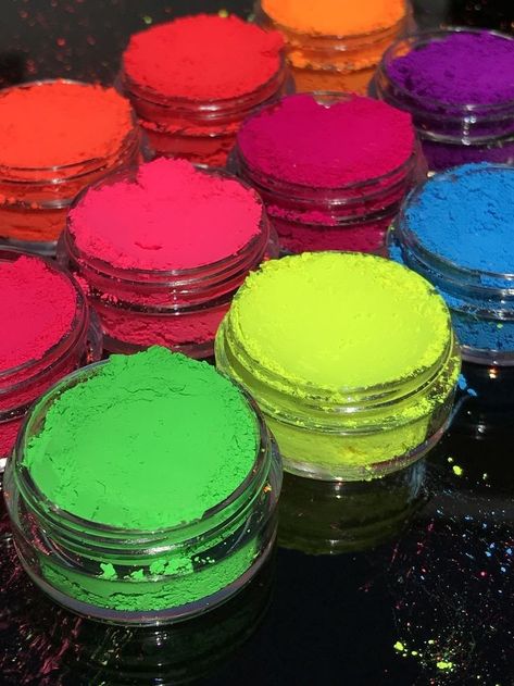 Flip In Hair Extensions, Neon Eyeshadow, Neon Nail Designs, Polka Dot Nails, Pigment Eyeshadow, Creative Eye Makeup, Nail Art Videos, Neon Party, Creative Eye