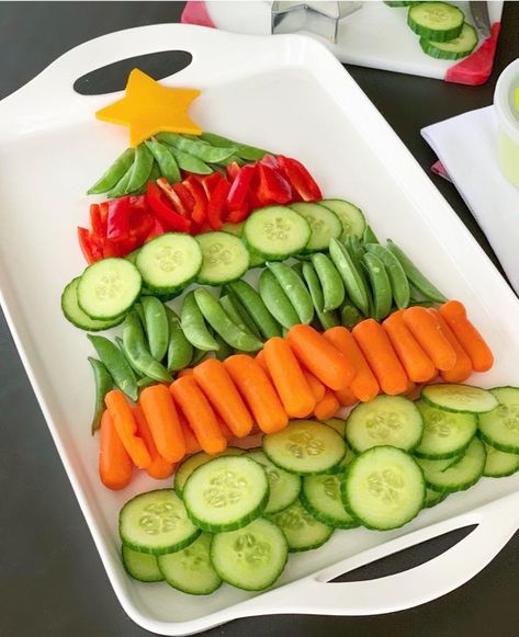 Christmas Tree Appetizer Tray - Crisp Collective Christmas Tree Appetizer, Tree Appetizer, Christmas Veggie Tray, Veggie Christmas, Christmas Vegetables, Jul Mad, Appetizer Tray, Christmas Recipes Appetizers, Decorações Com Comidas