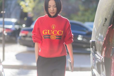 Yoyo Cao in a Gucci logo sweatshirt. Photo: Christian Vierig/Getty Images Bootleg Outfit, Yoyo Cao, Street Style Jeans, Gucci Sweatshirt, Gucci Hoodie, Dapper Dan, Stylish Hoodies, Gucci Logo, 90s Fashion Outfits