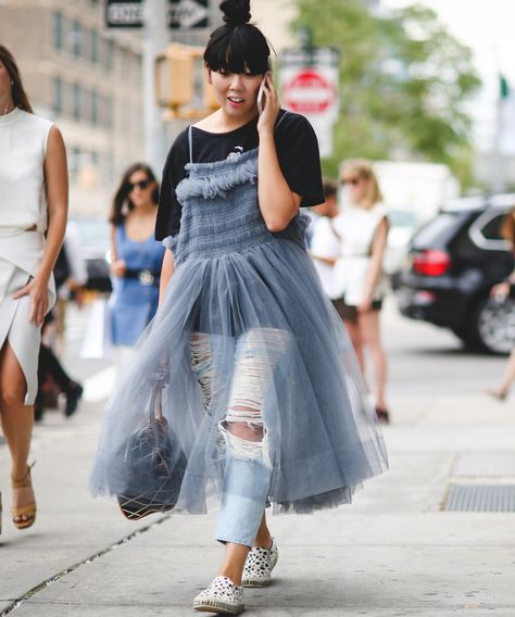 29 Outfits That Break Fashion's Most Annoying "Rules" Susie Lau, Fashion Rules, Stylish Lady, Denim Vans, Street Style 2016, Style Pictures, New York Fashion Week Street Style, Fashion Week 2016, Glam Outfit