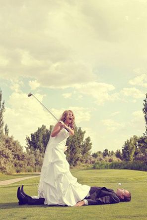 funny-golf-course-wedding-photos Golf Course Wedding Photos, Country Wedding Pictures, Funny Wedding Pictures, Wedding Fotos, Golf Wedding, Golf Photography, Golf Course Wedding, Funny Wedding Photos, Bridal Guide