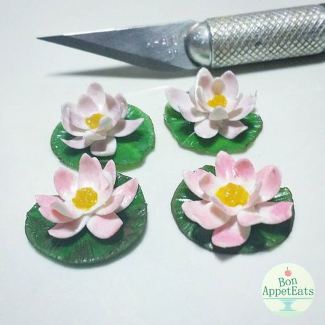 Clay Lilly Pad Flower, Clay Charms Kawaii, Clay Plant, Pepper Tree, Diy Fabric Jewellery, Clay Items, Modelling Clay, Mini Flowers, Clay Crafts Air Dry