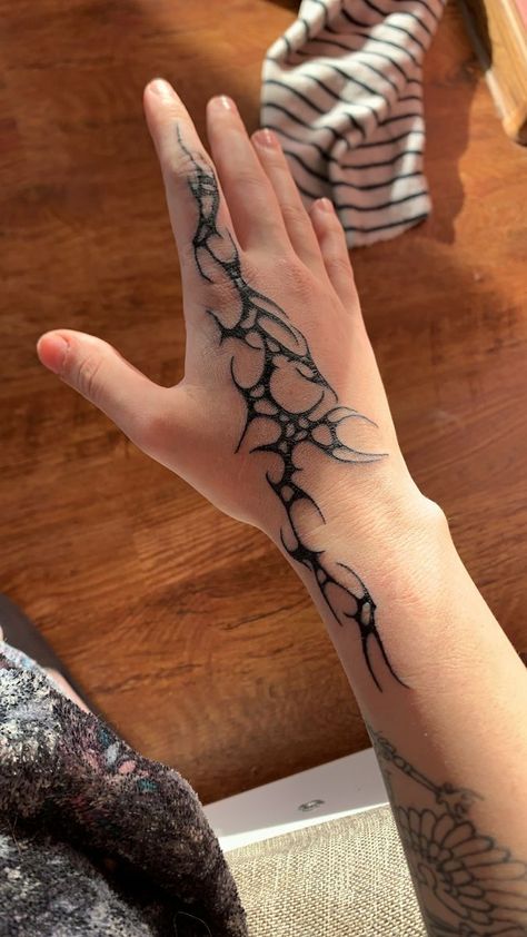 Black Out Line Tattoo, Aespa Core Tattoo, Neo Tribalism Tattoo Hand, Sigilism Tattoo Hand, Cybersigilism Hand Tattoo, Right Hand Tattoo, Cyberciligism Tattoo, Rip Tattoos For Mom, Herren Hand Tattoos