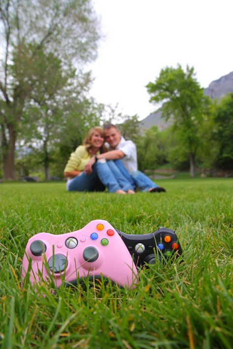 Nerdy Engagement Photos, Video Game Photoshoot, Gamer Wedding Ideas, Gaming Wedding, Video Game Wedding, Gamer Couple, Gamer Wedding, Nerd Wedding, Geeky Wedding