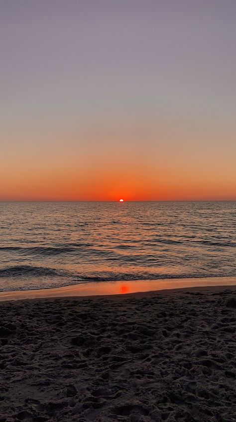 name a better view than this ☀️ #sunset #ocean #sunsetphotography #oceanviews #oceansunset #wallpaper #wallpaperforyourphone #wallpaperwednesday #beachaesthetic Sea Sunset Wallpaper, Ocean Sunset Wallpaper, Peaceful Wallpaper, Praia Aesthetic, Pretty Skies, Sunset Ocean, Sea Sunset, Summer Icon, Sunset View