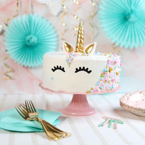 A unicorn cake recipe that is both achievable and magical at the same time Unicorn Cake Sprinkles, Unicorn Sheet Cake, Unicorn Cake Images, Mini Cake Ideas, Easy Unicorn Cake, Sameera Khan, Unicorn Ideas, Unicorn Cake Pops, Ready Set Eat