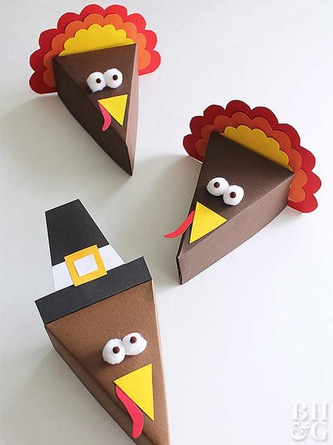 Send home those extra slices in these adorable DIY pie boxes. Pilgrims Thanksgiving, Diy Pie, Easy Diy Thanksgiving Decorations, Pie Table, Thanksgiving Gifts Diy, Thanksgiving Crafts For Toddlers, Thanksgiving Garland, Thanksgiving Crafts Preschool, Pie Box