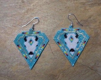 Seed Bead Necklace Patterns, Bead Necklace Patterns, Seed Bead Patterns Free, Earrings Western, Stitch Earrings, Beaded Earrings Native, Beaded Bead, Beads Design, Native American Beaded Earrings