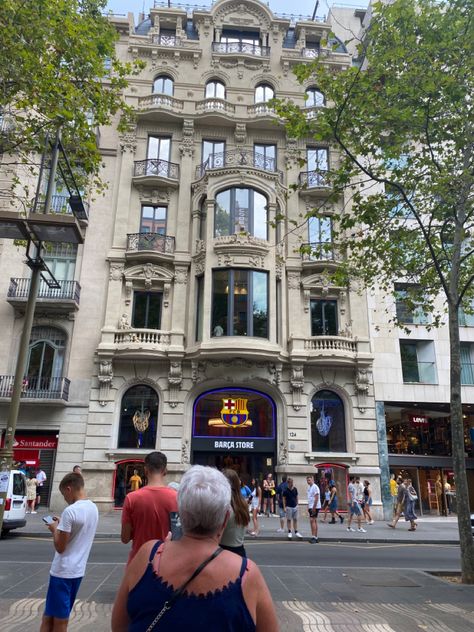 Barcelona Lifestyle Aesthetic, Barcelona Aesthetic Football, Barcelona Lifestyle, Barcelona Life, Spain Aesthetics, Barcelona Museum, Spain Country, Mediterranean Culture, Barcelona Trip