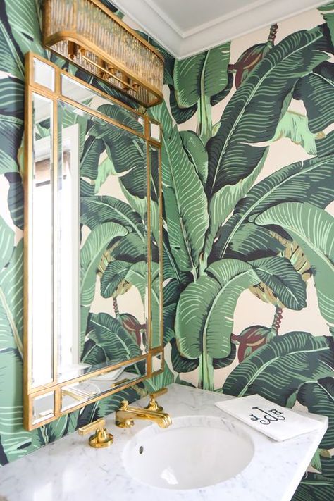 Tropical Bathroom, Banana Leaf Wallpaper, Cheap Ideas, Beverly Hills Houses, Beverly Hills Hotel, Tropical Wallpaper, Hus Inspiration, Style Deco, Bathroom Wallpaper