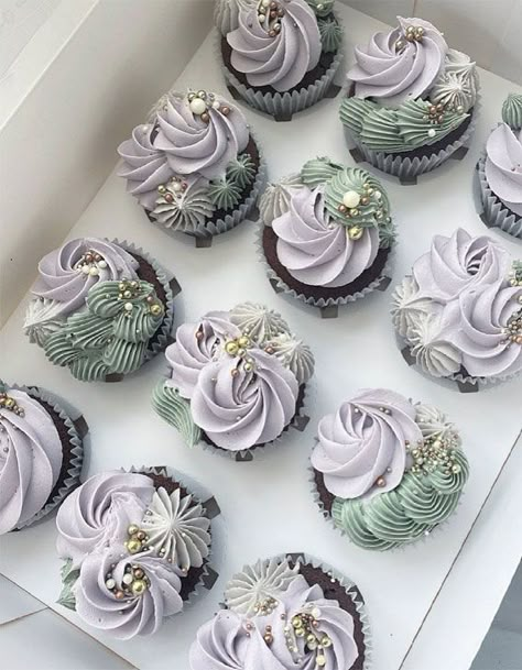 2. Soft Sage & Lavender Cupcakes Who doesn’t love those yummy scrumptious cupcakes that are all the rage in the dessert world today? I... Wedding Cupcakes Lavender, Bridgerton Cupcake Ideas, Lavender Cupcakes Decoration, Unique Cupcakes Decorating, Sophisticated Cupcakes, Chocolate Cupcake Decorating Ideas, Pretty Cupcakes Ideas, Decorated Cupcakes Ideas, Cupcakes Lavender