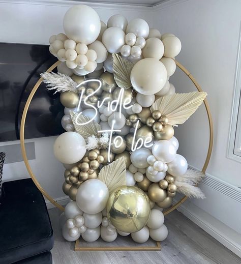 Balloon Circle Backdrop, Luxury Balloon Decor, Balloon Hoop Ideas, Circle Arch Balloons, Birthday Venue Ideas, Circle Balloon Garland, Balloon Ring, Party Balloons Diy, Bridal Backdrops