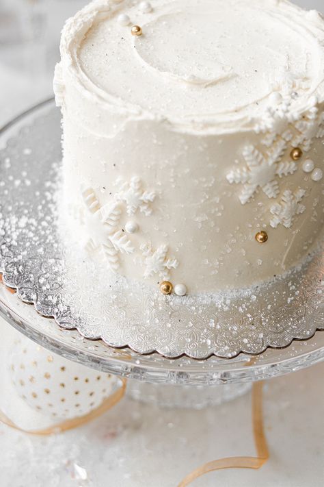 This beautiful snowflake cake is made with champagne in the cake and the buttercream, for a gorgeous and delicious dessert for your Christmas or New Year's Eve. The champagne cake stays so soft, light and moist for days, and you'll love how easy the recipe is! Champagne Buttercream, Winter Onederland Cake, Winter Wonderland Cake, Winter Cakes, Winter Onederland Birthday Party, Christmas Cake Ideas, Snowflake Cake, Champagne Cake, Winter Onederland Party