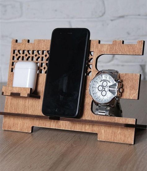 Desk Organizer Laser Cut, Wooden Laser Cut Gift Ideas, Docking Station Diy, Wood Laser Cut Ideas, Laser Cut Ideas, Laser Cut Gifts, Wooden Phone Stand, Phone Stand Design, Phone Docking Station