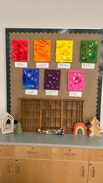 Allie Apels on Instagram: "🌈 Co-created Colour Wall 🌈 After reading, All Sorts, we worked with partners to sort a basket of loose parts that had “spilled” on the floor. Students had already painted canvas with each colour of the rainbow. Each group was assigned a colour. First, they had to search for items that belonged to their assigned colour. Then, they arranged and glued them onto their canvas. Finally, they wrote their colour name on a piece paper. When our students take part in co-crea Preschool Class Decor, Toddler Classroom Decorations, Kindergarten Bulletin Boards, Reggio Inspired Classrooms, Reggio Emilia Inspired, Kindergarten Colors, Colour Wall, Preschool Colors, Toddler Classroom