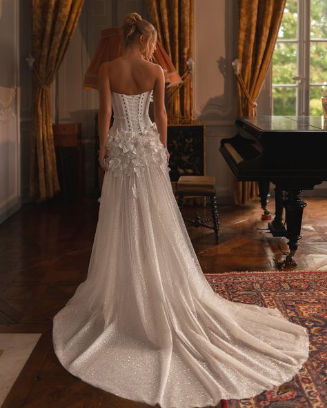 A wedding look that will truly be remembered 💫✨. The Joanna has a dropped-waist corset, traced vertical lines that elongate the silhouette, and a decorative belt emphasizing the clear line where the waist should be. 😍 The corset bodice has a crescent-shaped neck, and the hips are decorated with flowers of different sizes with a delicate sheen and pearl embroidery. The top layer of the dress is made of glittered mesh, which makes the look very radiant. There is a zipper and decorative lacin... Sparkling Wedding, Eco Store, Sparkle Wedding Dress, Pearl Embroidery, Waist Corset, Vertical Lines, Corset Bodice, Poetry Collection, Walk Down The Aisle