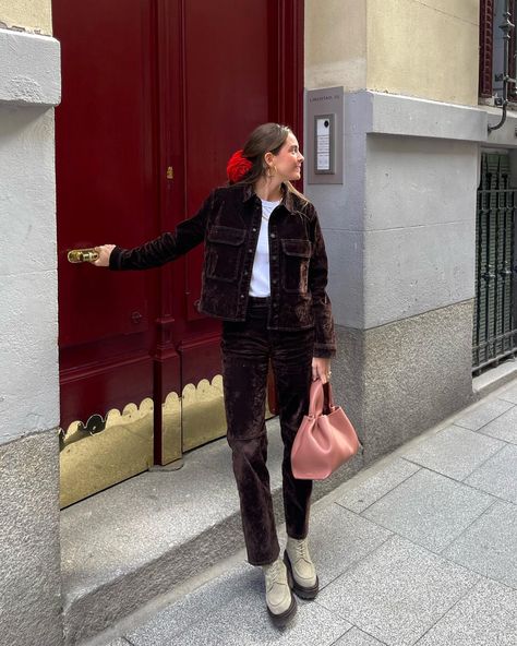 Loving the pink & brown combo 🎀 | Instagram Pink And Brown Outfit, Lizzy Hadfield, Modern Street Style, Fall Winter Trends, 90s Fashion Outfits, Vintage Silhouette, Brown Outfit, Pink And Brown, Cute Fall Outfits