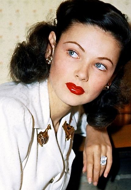 Gene Tierney, beautiful color photo of her 1940’s Makeup, 1940s Actresses, 1940s Makeup, 40s Mode, Gene Tierney, Diana Dors, Yvonne De Carlo, Victory Rolls, 1940s Hairstyles